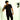Photo d'un homme portant un t-shirt Kingness de couleur noir et logo de couleur jaune